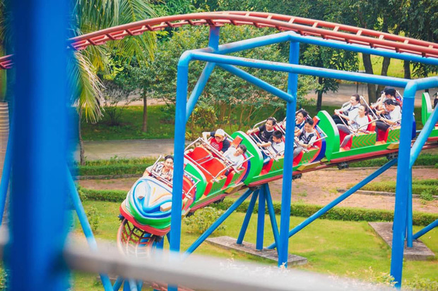 Nữ sinh kể lại giây phút kinh hoàng toa tàu lượn vỡ đôi, văng khỏi đường ray: Mở mắt thấy bạn bị khung xe chèn vào bụng, rơi xuống dưới bãi cỏ-1