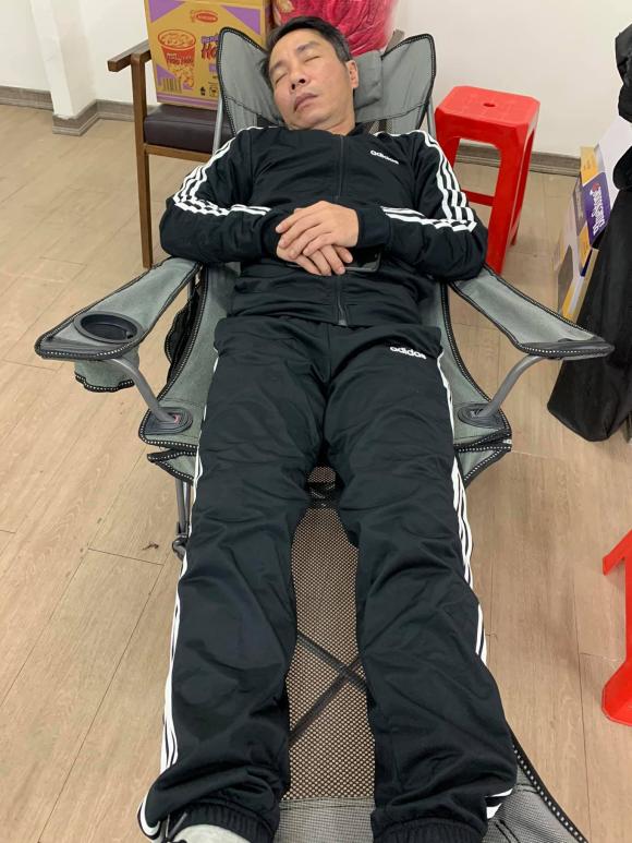 Hé lộ hậu trường Táo Quân, hình ảnh NSND Công Lý lộ rõ vẻ ngoài mệt mỏi sau 15 tiếng chầu liên tục-1