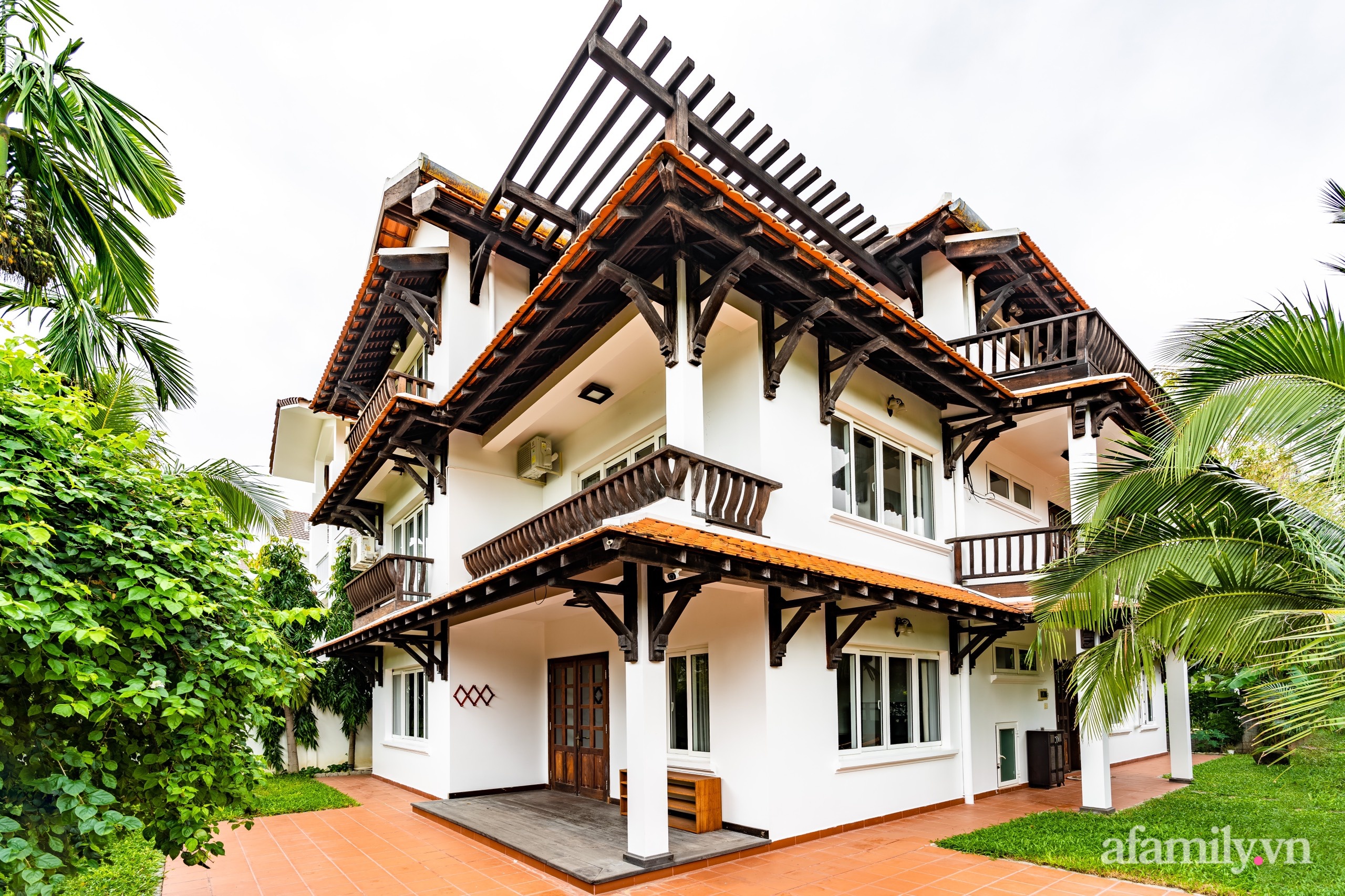 Căn nhà vườn xây 10 năm vẫn đẹp hút mắt với nội thất gỗ và cây xanh quanh nhà ở Nha Trang-4