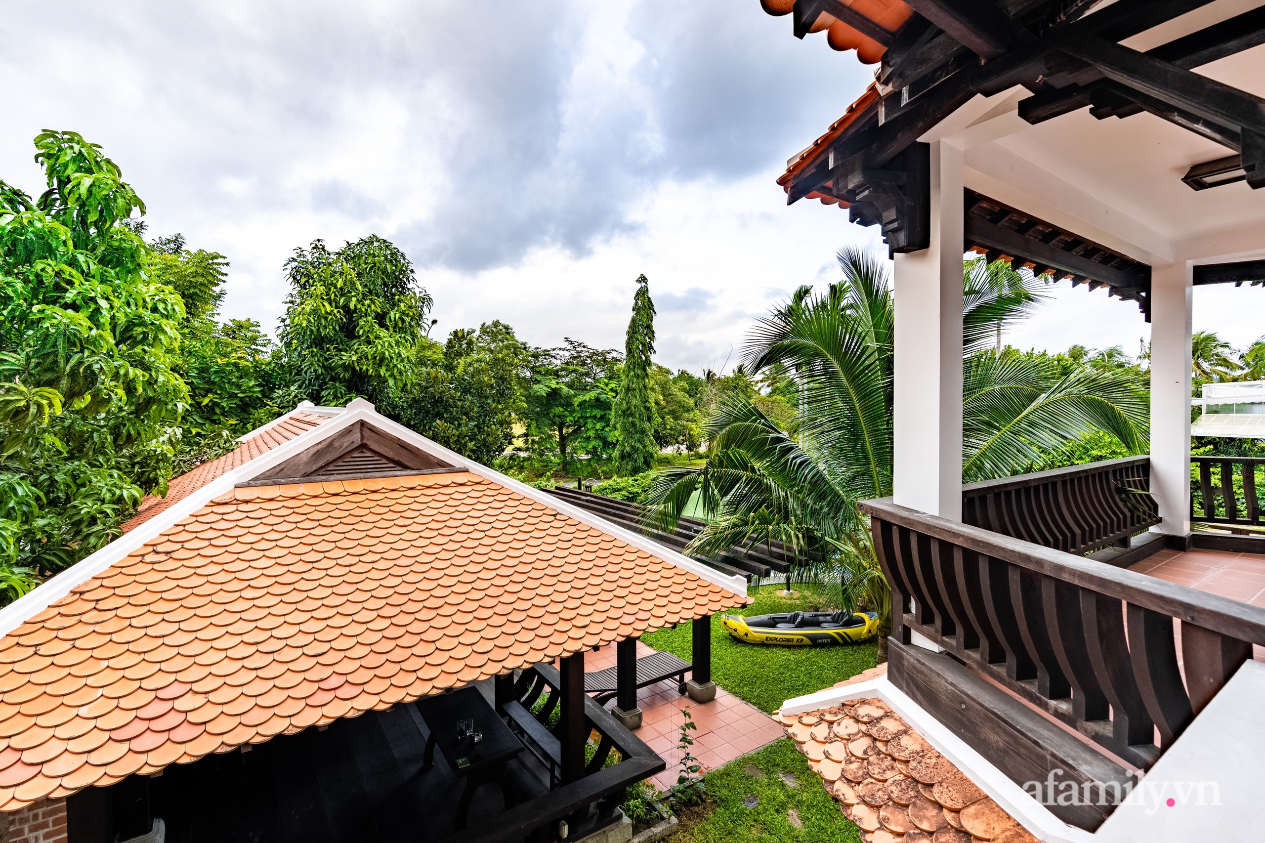 Căn nhà vườn xây 10 năm vẫn đẹp hút mắt với nội thất gỗ và cây xanh quanh nhà ở Nha Trang-26