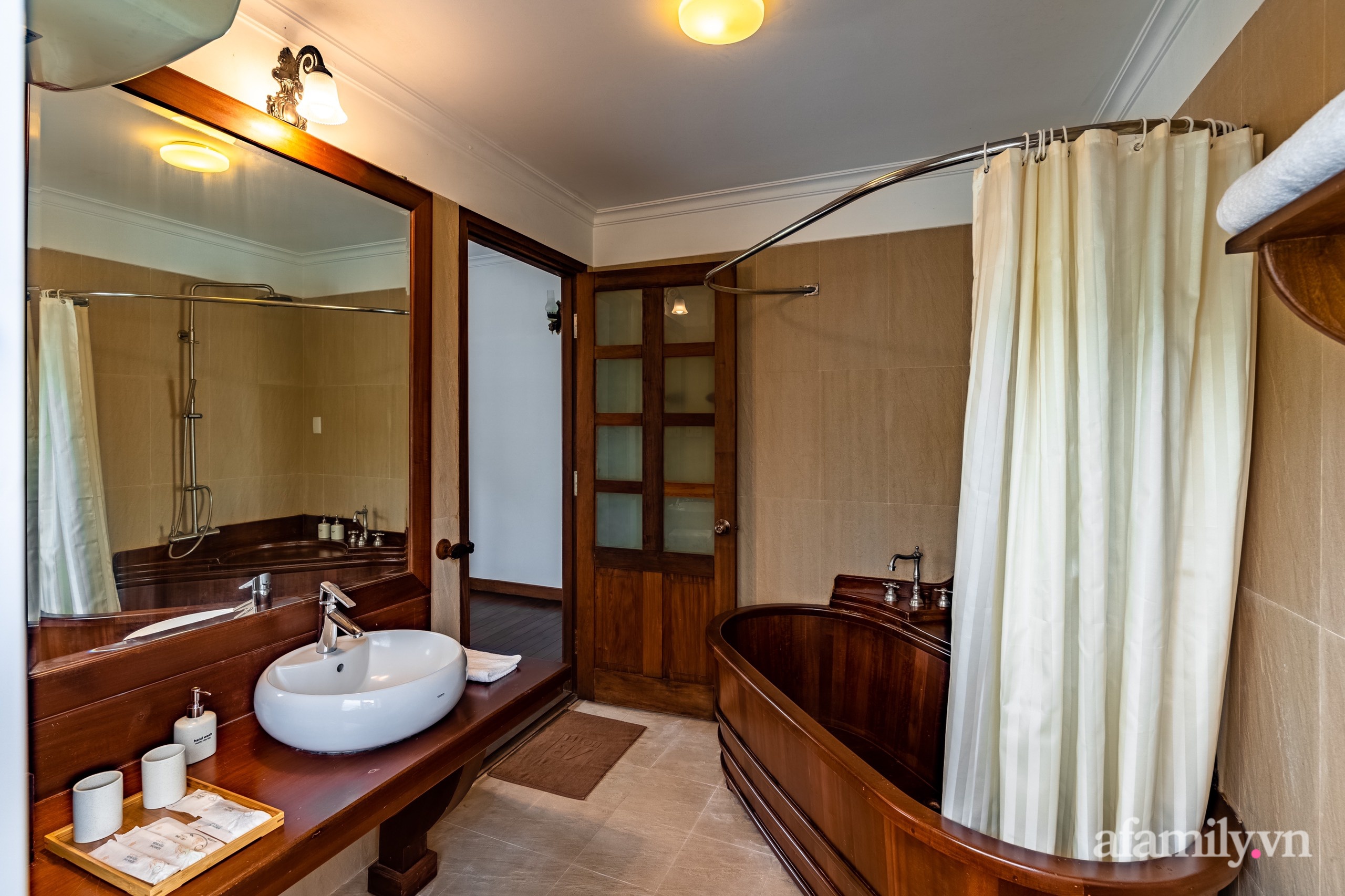 Căn nhà vườn xây 10 năm vẫn đẹp hút mắt với nội thất gỗ và cây xanh quanh nhà ở Nha Trang-24