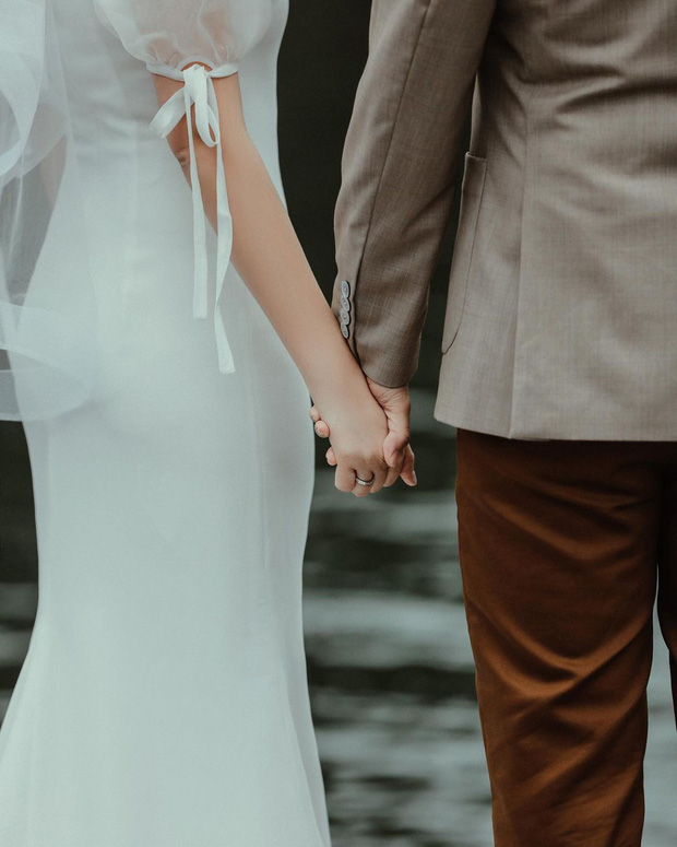 Tổng giám đốc Phan Thành tự tay khoe thiệp mời và hé lộ ảnh cưới đẹp xỉu, dân tình nôn nóng đếm ngược tới giờ G-4