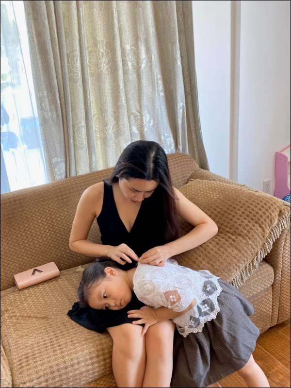 Mới 4 tuổi, gái út Lưu Hương Giang có hành động này khi mẹ đi công tác xa, vô tình khơi lại điều các bà mẹ bận rộn hay lãng quên-4