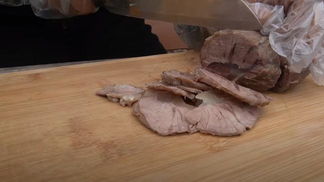 Dùng bột ớt Hàn Quốc để nấu tô bún bò Huế khổng lồ, bà Tân khiến ai cũng giật mình vì kết quả-2