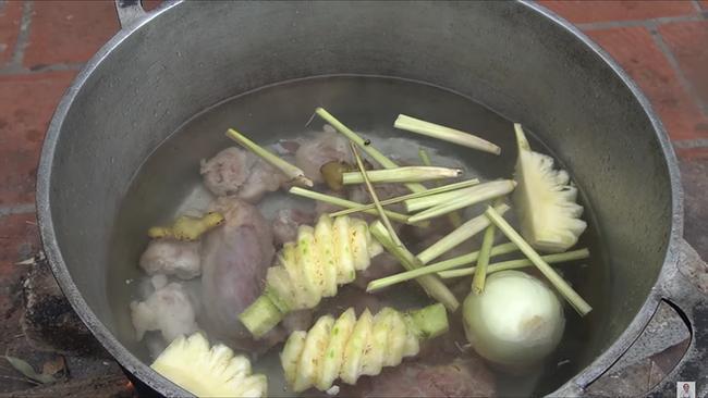 Dùng bột ớt Hàn Quốc để nấu tô bún bò Huế khổng lồ, bà Tân khiến ai cũng giật mình vì kết quả-4