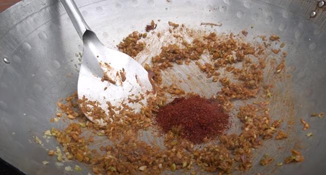 Dùng bột ớt Hàn Quốc để nấu tô bún bò Huế khổng lồ, bà Tân khiến ai cũng giật mình vì kết quả-5