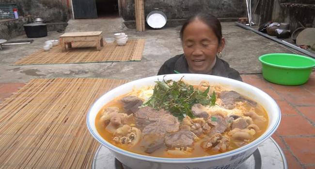 Dùng bột ớt Hàn Quốc để nấu tô bún bò Huế khổng lồ, bà Tân khiến ai cũng giật mình vì kết quả-6