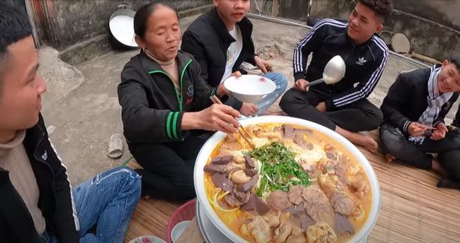 Dùng bột ớt Hàn Quốc để nấu tô bún bò Huế khổng lồ, bà Tân khiến ai cũng giật mình vì kết quả-7