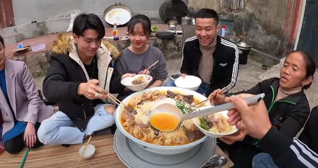 Dùng bột ớt Hàn Quốc để nấu tô bún bò Huế khổng lồ, bà Tân khiến ai cũng giật mình vì kết quả-8