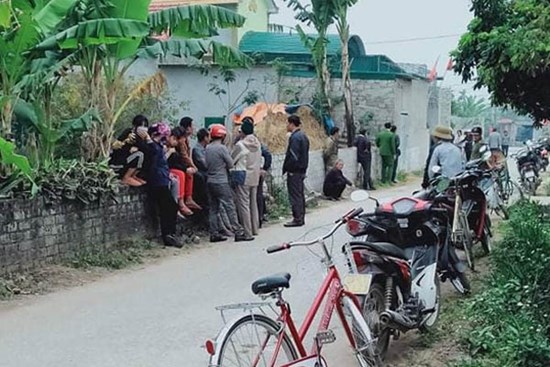 Bàng hoàng phát hiện người vợ nằm gục trên nền nhà, hai bố con cháy đen trong nhà tắm