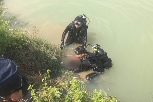 Những cái chết xót lòng của trẻ thơ: Mẹ ôm 2 con nhảy cầu, bố tự thiêu cùng con trong nhà tắm-6