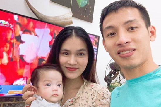 Hùng Dũng chấn thương, vợ than thở lý do không thích xem chồng đá bóng