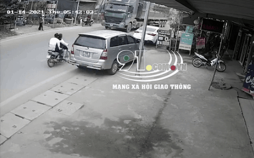 CLIP: Xe bồn tông kinh hoàng vào 2 xe máy khiến 2 người thiệt mạng, một người nguy kịch-1