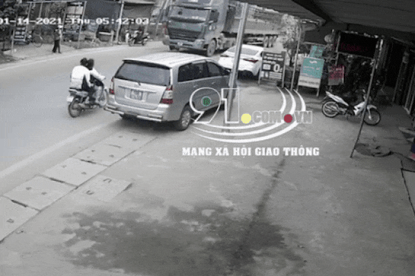 CLIP: Xe bồn tông kinh hoàng vào 2 xe máy khiến 2 người thiệt mạng, một người nguy kịch