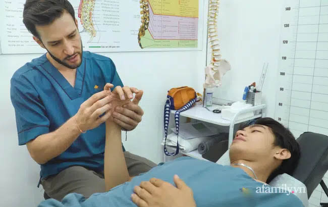 Tác giả vũ điệu rửa tay” phòng chống COVID-19 nổi tiếng Việt Nam không bước được xuống giường vì không điều trị bệnh này sớm-2