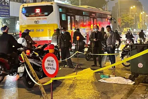 Vụ thai nhi trong chiếc túi đen cạnh thùng rác bị ô tô cán qua: Trước khi được phát hiện, có người đốt vàng mã rồi bỏ đi-4