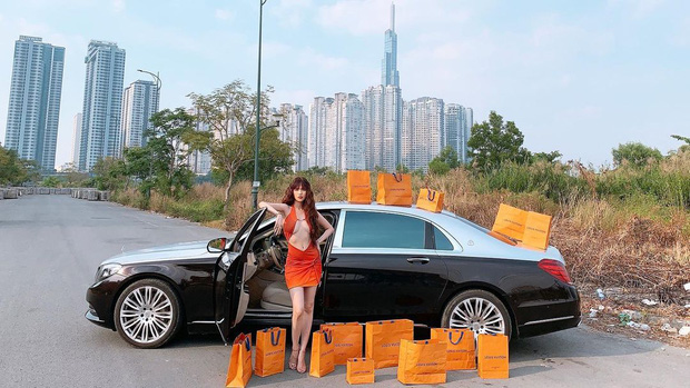 Ngọc Trinh phơi bày gần 2/3 vòng 1, leo lên nóc siêu xe rồi rải túi hiệu đầy đường: Phô trương nhưng sao khung cảnh cứ sai sai?-4