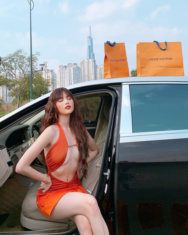 Ngọc Trinh phơi bày gần 2/3 vòng 1, leo lên nóc siêu xe rồi rải túi hiệu đầy đường: Phô trương nhưng sao khung cảnh cứ sai sai?-6