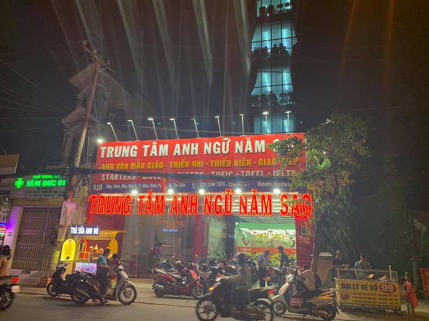 TP.HCM: Cô giáo cùng 5 học sinh mắc kẹt, hoảng loạn kêu cứu trong thang máy trung tâm tiếng Anh-1