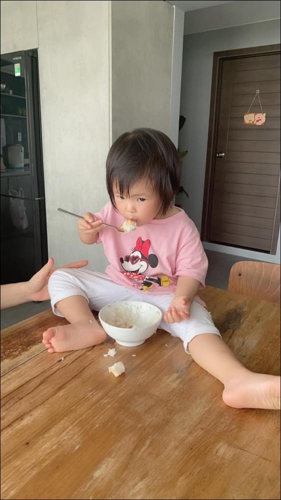 Hơn 1 tuổi con gái Lê Phương đã biết tự cầm thìa xúc cơm ăn ngon lành, ai cũng tấm tắc khen con giỏi, mẹ khéo chăm-3