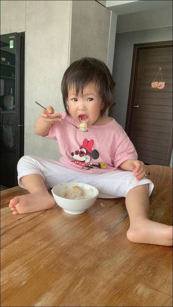Hơn 1 tuổi con gái Lê Phương đã biết tự cầm thìa xúc cơm ăn ngon lành, ai cũng tấm tắc khen con giỏi, mẹ khéo chăm-1