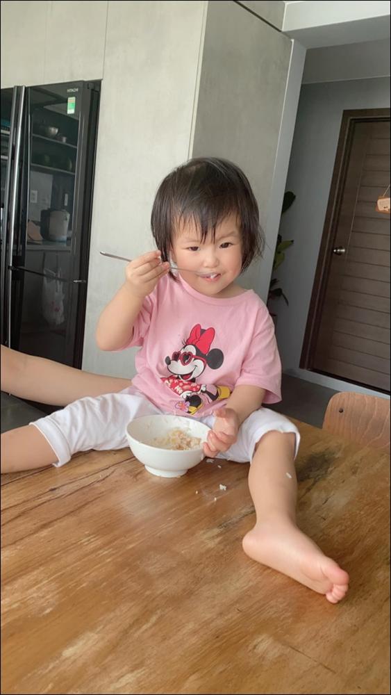 Hơn 1 tuổi con gái Lê Phương đã biết&nbsp;tự cầm thìa xúc cơm&nbsp;ăn ngon lành, ai cũng tấm tắc khen con giỏi, mẹ khéo chăm-2