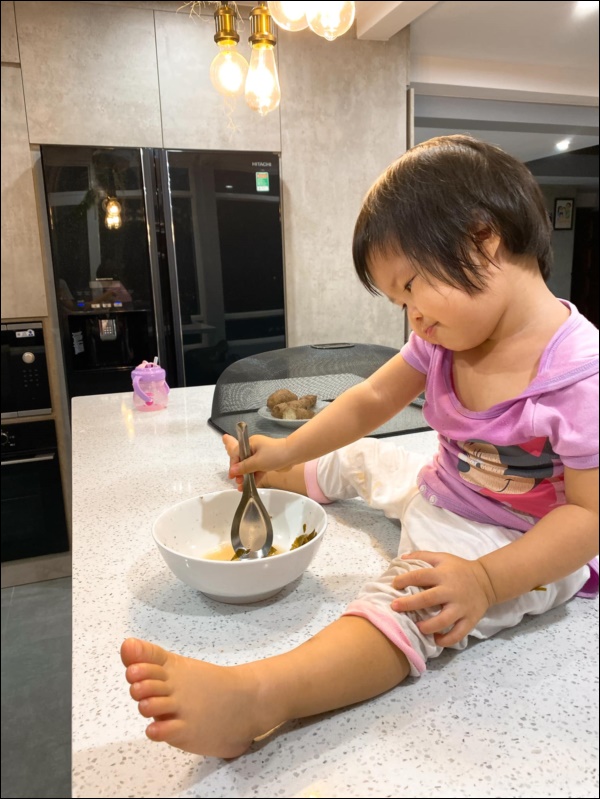 Hơn 1 tuổi con gái Lê Phương đã biết tự cầm thìa xúc cơm ăn ngon lành, ai cũng tấm tắc khen con giỏi, mẹ khéo chăm-4