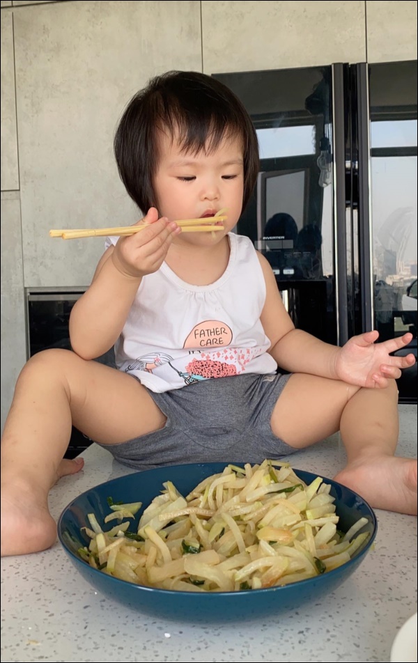 Hơn 1 tuổi con gái Lê Phương đã biết&nbsp;tự cầm thìa xúc cơm&nbsp;ăn ngon lành, ai cũng tấm tắc khen con giỏi, mẹ khéo chăm-5