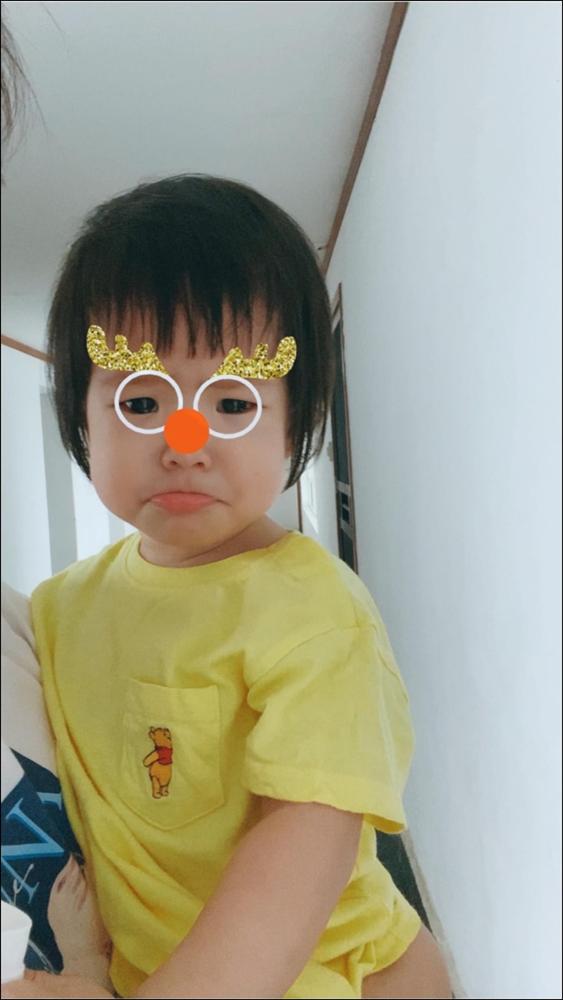 Hơn 1 tuổi con gái Lê Phương đã biết&nbsp;tự cầm thìa xúc cơm&nbsp;ăn ngon lành, ai cũng tấm tắc khen con giỏi, mẹ khéo chăm-6