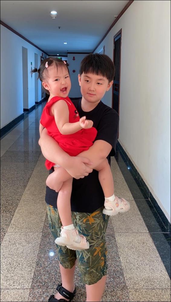 Hơn 1 tuổi con gái Lê Phương đã biết&nbsp;tự cầm thìa xúc cơm&nbsp;ăn ngon lành, ai cũng tấm tắc khen con giỏi, mẹ khéo chăm-7