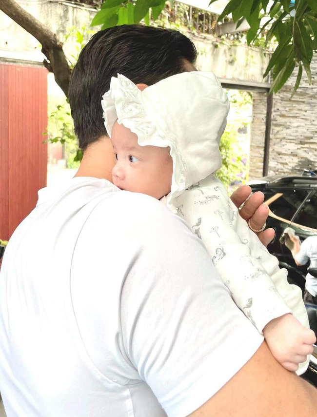 Khoảnh khắc ấm áp giữa Hồ Ngọc Hà và con gái, ngoại hình của cô bé gây chú ý-4