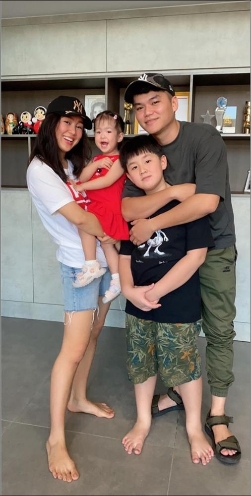 Hơn 1 tuổi con gái Lê Phương đã biết&nbsp;tự cầm thìa xúc cơm&nbsp;ăn ngon lành, ai cũng tấm tắc khen con giỏi, mẹ khéo chăm-9