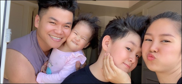 Hơn 1 tuổi con gái Lê Phương đã biết&nbsp;tự cầm thìa xúc cơm&nbsp;ăn ngon lành, ai cũng tấm tắc khen con giỏi, mẹ khéo chăm-8