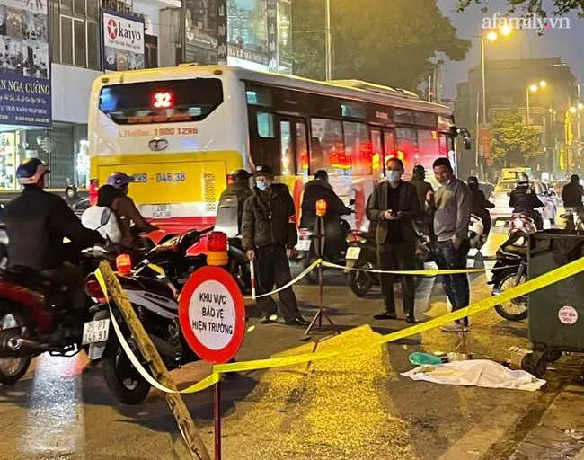 Vụ thai nhi trong chiếc túi đen cạnh thùng rác bị ô tô cán qua: Trước khi được phát hiện, có người đốt vàng mã rồi bỏ đi-2