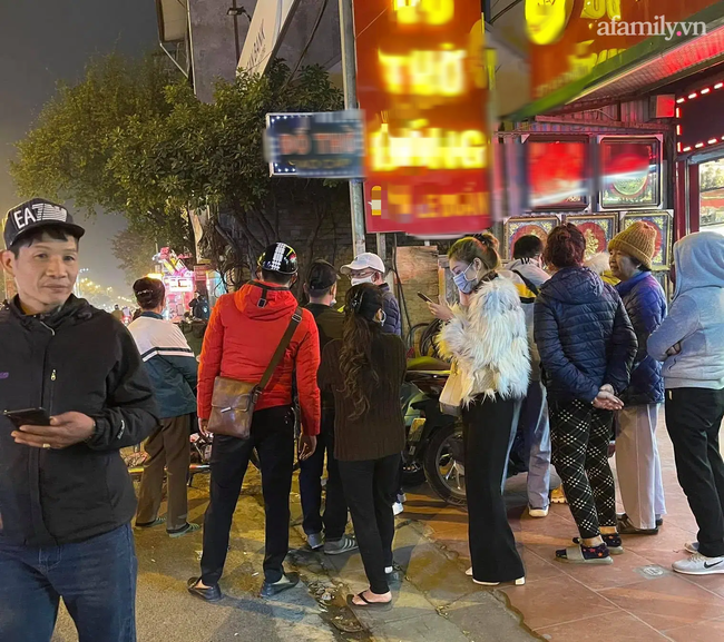 Vụ thai nhi trong chiếc túi đen cạnh thùng rác bị ô tô cán qua: Trước khi được phát hiện, có người đốt vàng mã rồi bỏ đi-1