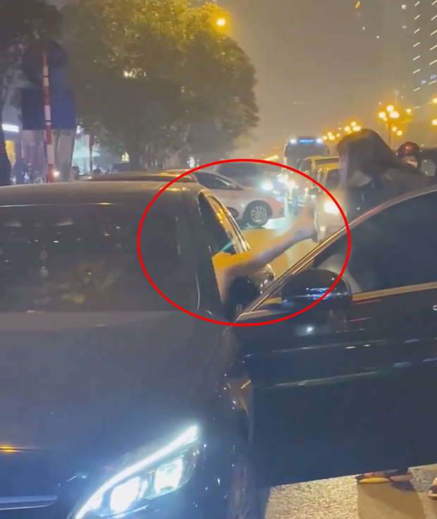 Người phụ nữ chặn xe Mercedes giữa đường phố Hà Nội nghi do bị bạn tốt cướp chồng, cú đá của cô gái trẻ từ ô tô gây chú ý-2