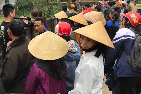 Xôn xao chuyện cô gái trẻ đang lái xe máy du Xuân thì bị cướp tài sản, thương tích phải nhập viện-2