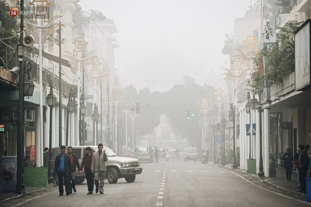 Hà Nội 11 độ C, sương mù giăng kín lối khiến cả thành phố như đang chơi trốn tìm-1