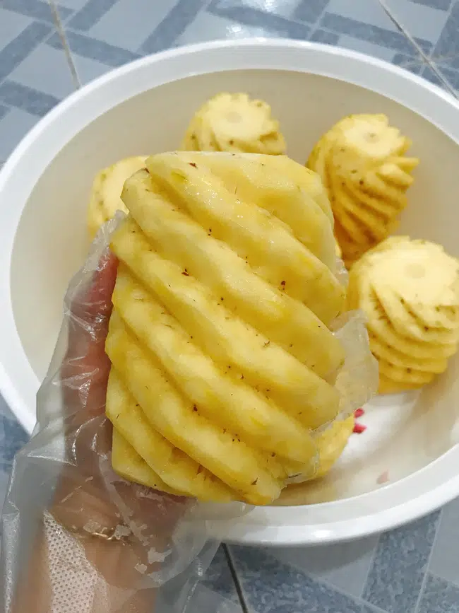 Tết này, cần gì mua hoa quả sấy đắt đỏ khi bạn có thể tự tay làm dứa sấy muối ớt theo công thức siêu đơn giản này-3