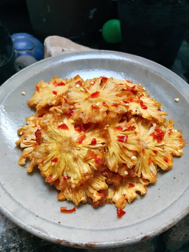 Tết này, cần gì mua hoa quả sấy đắt đỏ khi bạn có thể tự tay làm dứa sấy muối ớt theo công thức siêu đơn giản này-7