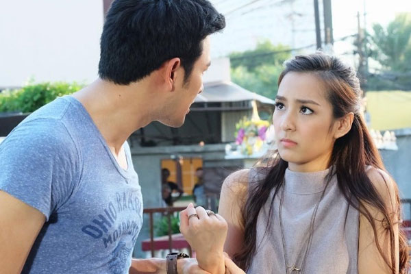 Đám cưới gây chú ý với màn 2 xe rước dâu đổi hoa cho nhau, nhưng nhan sắc cực phẩm của chú rể mới hút like rần rần-2