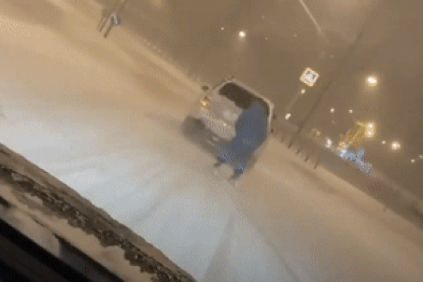 Ai cũng đứng tim trước đường ray tàu lượn bị cắt mất một đoạn: Là thật hay cắt ghép vậy trời?-1