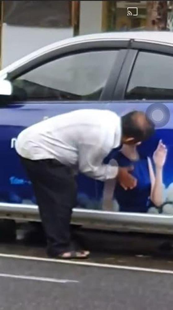 Cư dân mạng bức xúc trước clip người đàn ông làm hành động nhạy cảm lên ảnh quảng cáo của Mỹ Tâm-1