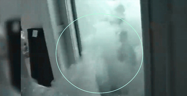 Con gái tự tắm 2 tiếng chưa thấy xong, bố mẹ chạy vào thì bàng hoàng với cảnh tượng trước mắt-1