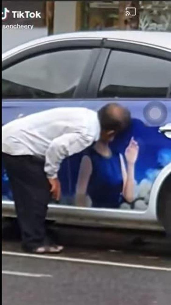 Cư dân mạng bức xúc trước clip người đàn ông làm hành động nhạy cảm lên ảnh quảng cáo của Mỹ Tâm-2