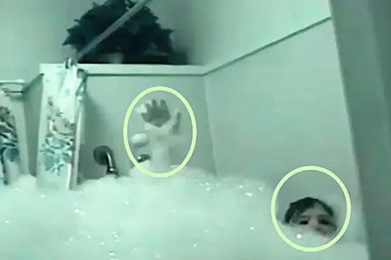 Con gái tự tắm 2 tiếng chưa thấy xong, bố mẹ chạy vào thì bàng hoàng với cảnh tượng trước mắt