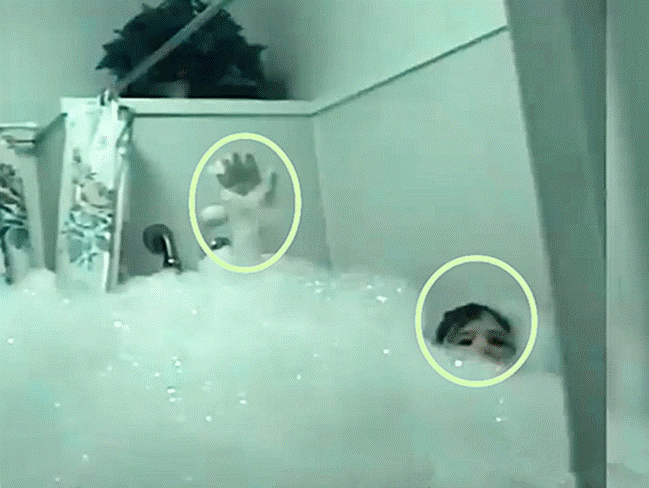 Con gái tự tắm 2 tiếng chưa thấy xong, bố mẹ chạy vào thì bàng hoàng với cảnh tượng trước mắt-3