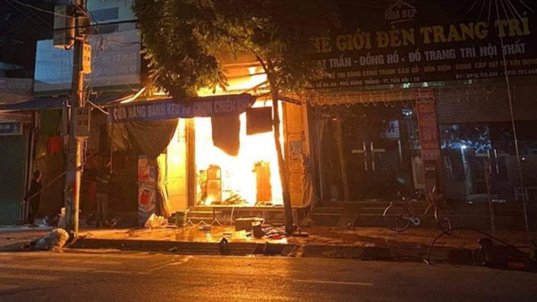 Clip cận cảnh vụ cháy cửa hàng tạp hóa ở Thái Bình khiến nữ sinh lớp 9 tử vong-1