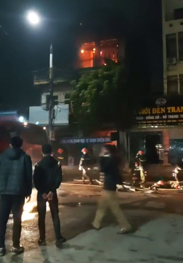 Clip cận cảnh vụ cháy cửa hàng tạp hóa ở Thái Bình khiến nữ sinh lớp 9 tử vong-2