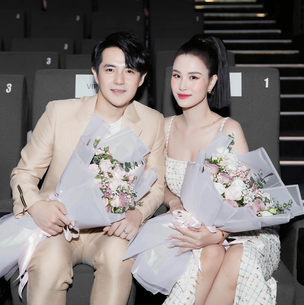 Màn tái xuất gây bão MXH của Đông Nhi - Ông Cao Thắng tại sự kiện: Lên đồ ton sur ton tình tứ, body mẹ bỉm chiếm spotlight-2